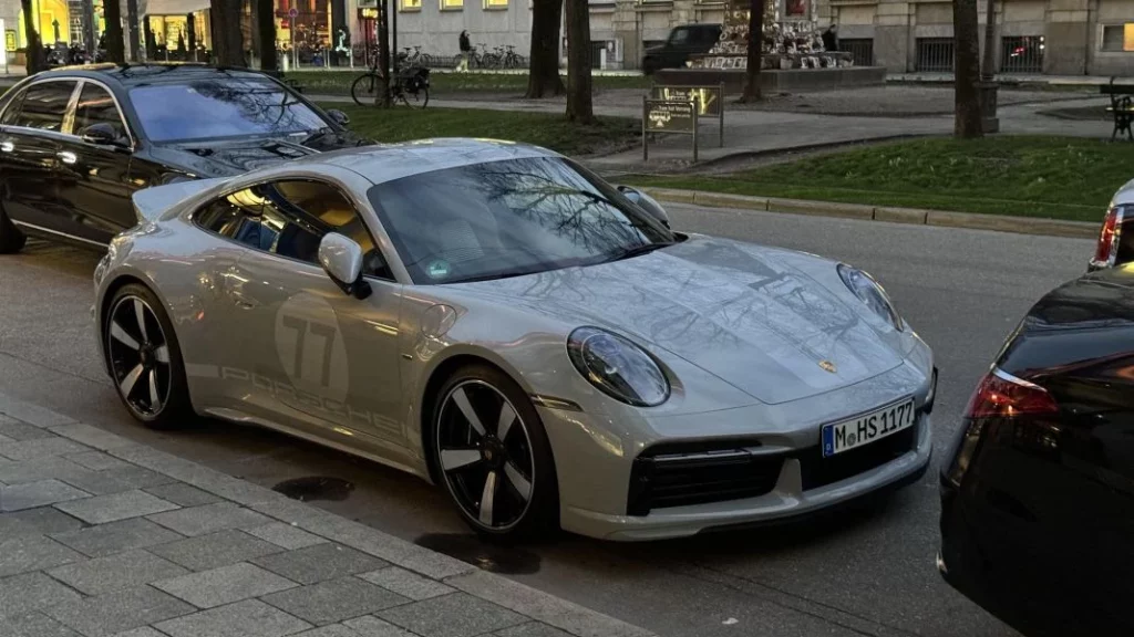 El coche que conduce Hasan Salihamidzic es la antítesis del usado por Carlo Ancelotti. Por no decir que cuesta el triple 1 Motor16 ¿Cuál es el coche que conduce Hasan Salihamidzic?