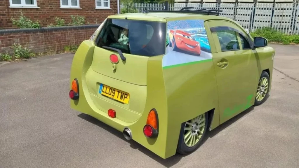 El Toyota iQ más raro del planeta parece el amigo de Rayo McQueen 1 Motor16 ¿Cómo quedó este Toyota transformado en el amigo de Rayo McQueen?