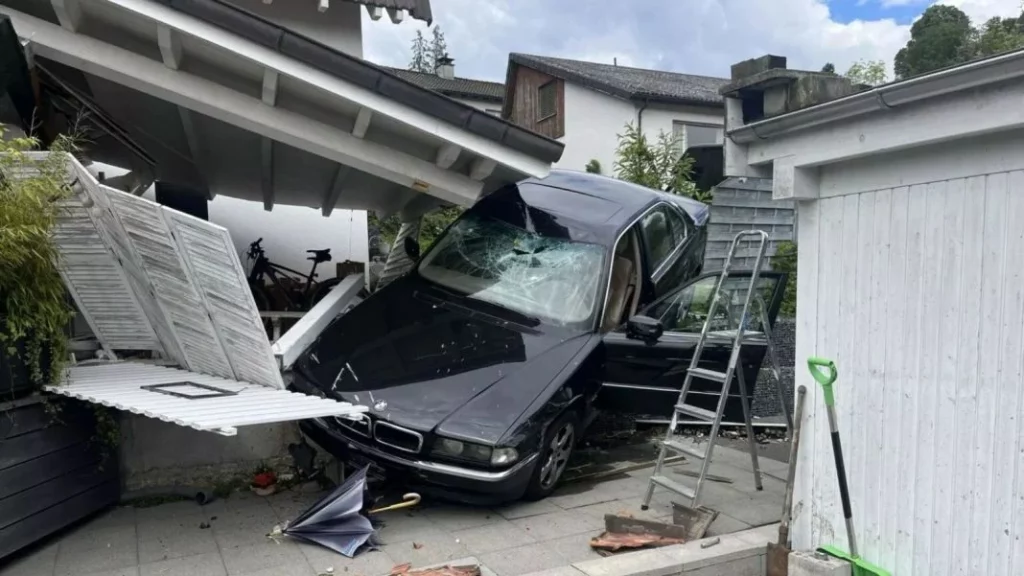 Si te llevas mal con tu vecino, puedes hacer lo que el dueño de este BMW Serie 7 en Suiza 1 Motor16 ¿Cómo terminó destruido el BMW Serie 7?