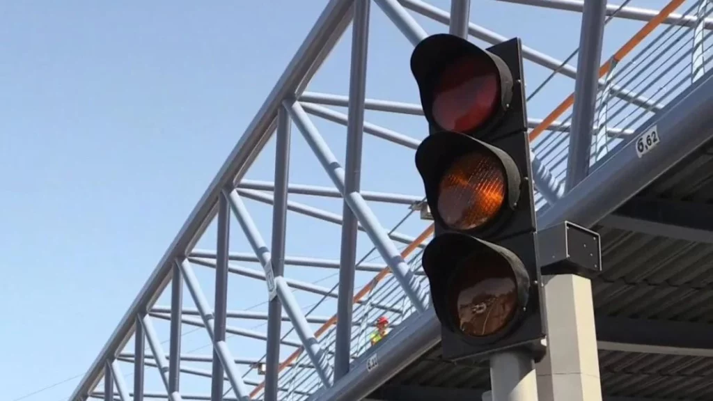 La DGT revoluciona el semáforo en ámbar. El gesto que tendrás que hacer desde ya 168 Motor16 normas