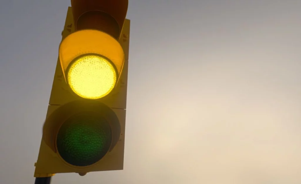 El dilema del semáforo en ámbar: La DGT te aclara si debes pasar o no 86 Motor16 ámbar