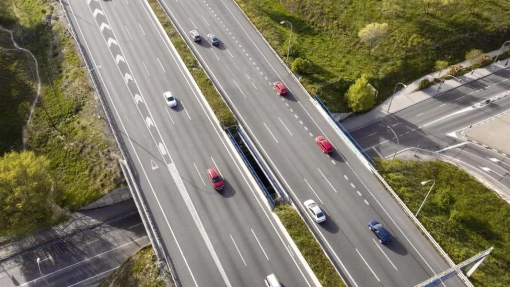 2 nuevas normas de la DGT que te afectan cada vez que adelantas en la carretera 56 Motor16 circular