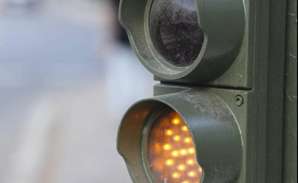 El dilema del semáforo en ámbar: La DGT te aclara si debes pasar o no 85 Motor16 ley