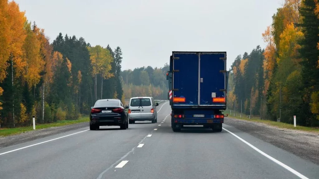 2 nuevas normas de la DGT que te afectan cada vez que adelantas en la carretera 55 Motor16 DGT