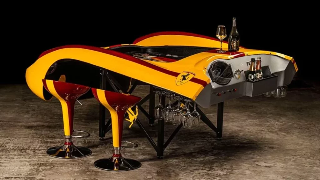 La pesadilla de cualquier amante de los coches: usan el capó de un deportivo de 10 millones de euros como mesa de bar 2 Motor16 Detalles que sorprenden de este Ferrari convertido en mesa.