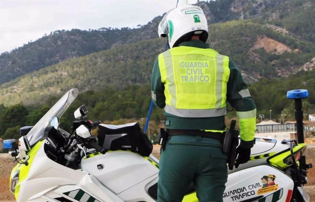 Si conduces por estas 6 comunidades autónomas no corras: La DGT ya usa sus motos camufladas 65 Motor16 normas