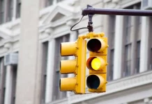 El dilema del semáforo en ámbar: La DGT te aclara si debes pasar o no