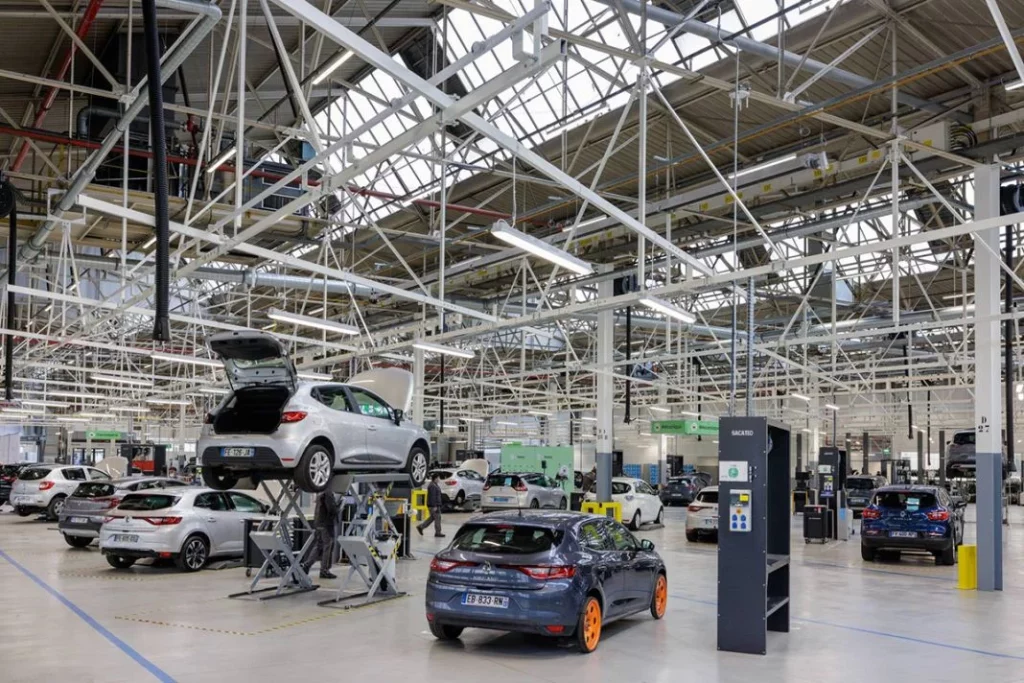 Si te gusta la automoción, Renault tiene una propuesta para ti 1 Motor16 La planta de Renault en Flins es una de las que acoge la iniciativa Reknow University en Francia.