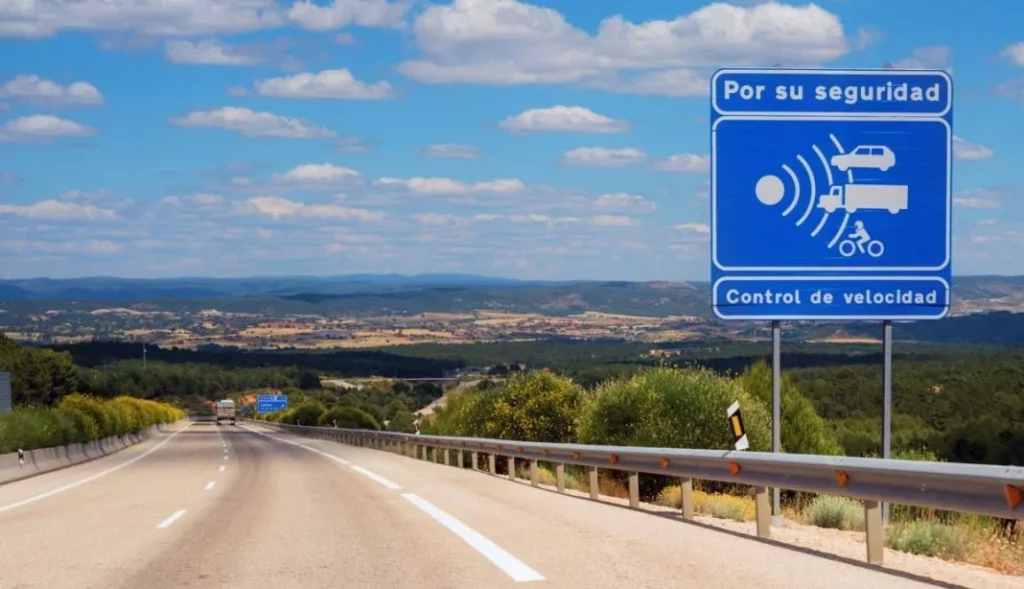 El gesto que usuarios de redes sociales hacen y que la DGT ya persigue y denuncia 76 Motor16 DGT