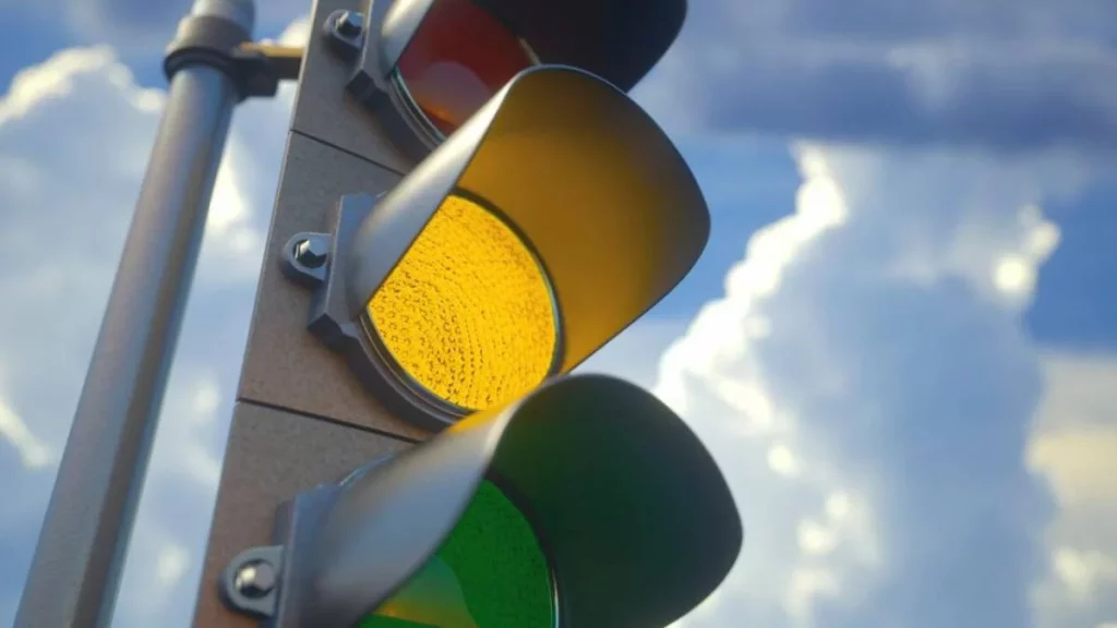 El dilema del semáforo en ámbar: La DGT te aclara si debes pasar o no 87 Motor16 observar