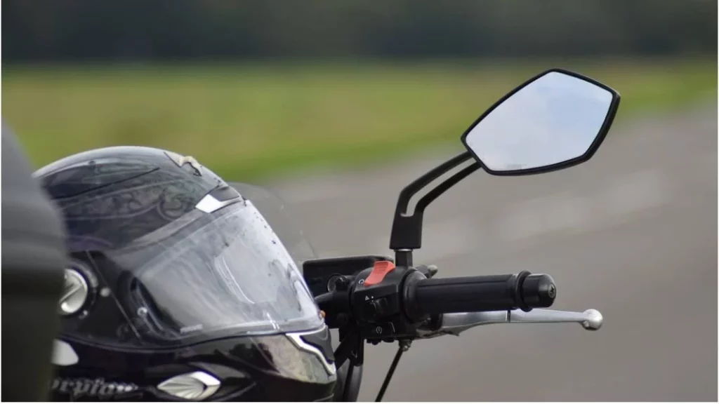 La Guardia Civil de Tráfico avisa a quienes llevan objetos colgados en el retrovisor interior del coche 319 Motor16 retrovisor