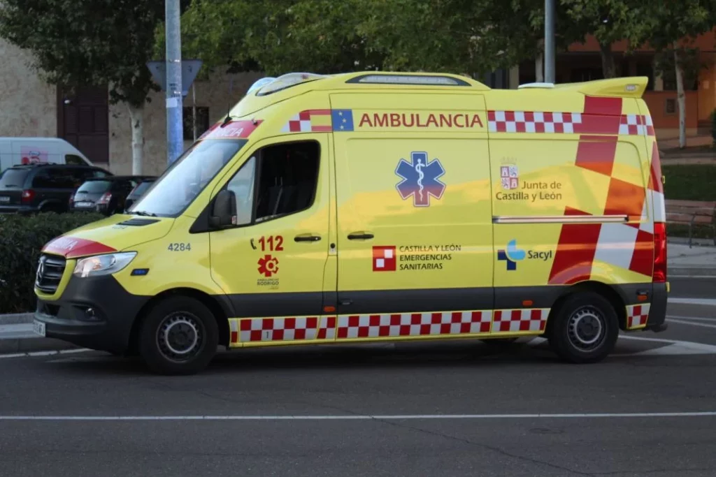 La DGT estrena norma que debes cumplir desde ya cuando pase una ambulancia 79 Motor16 cuidado