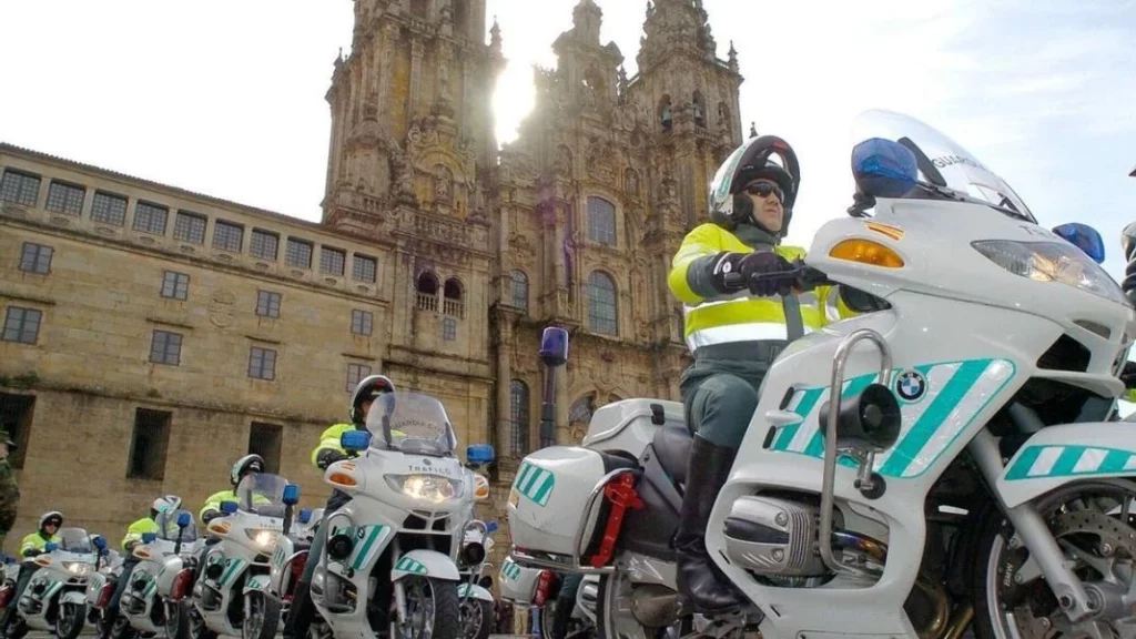 Si conduces por estas 6 comunidades autónomas no corras: La DGT ya usa sus motos camufladas 64 Motor16 motos