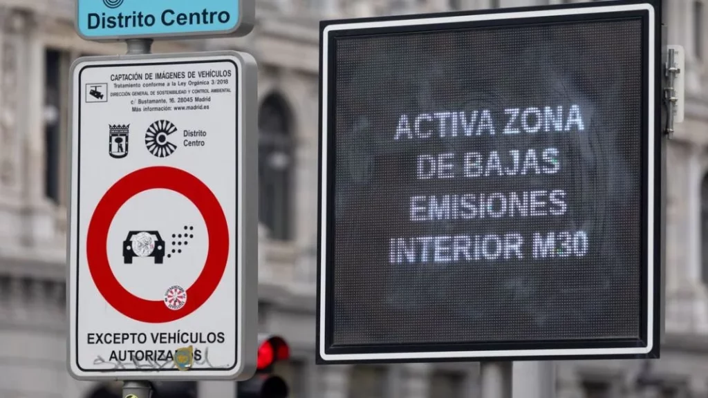 El día en el que verás las nuevas señales de la DGT en nuestras carreteras 81 Motor16 ZBE