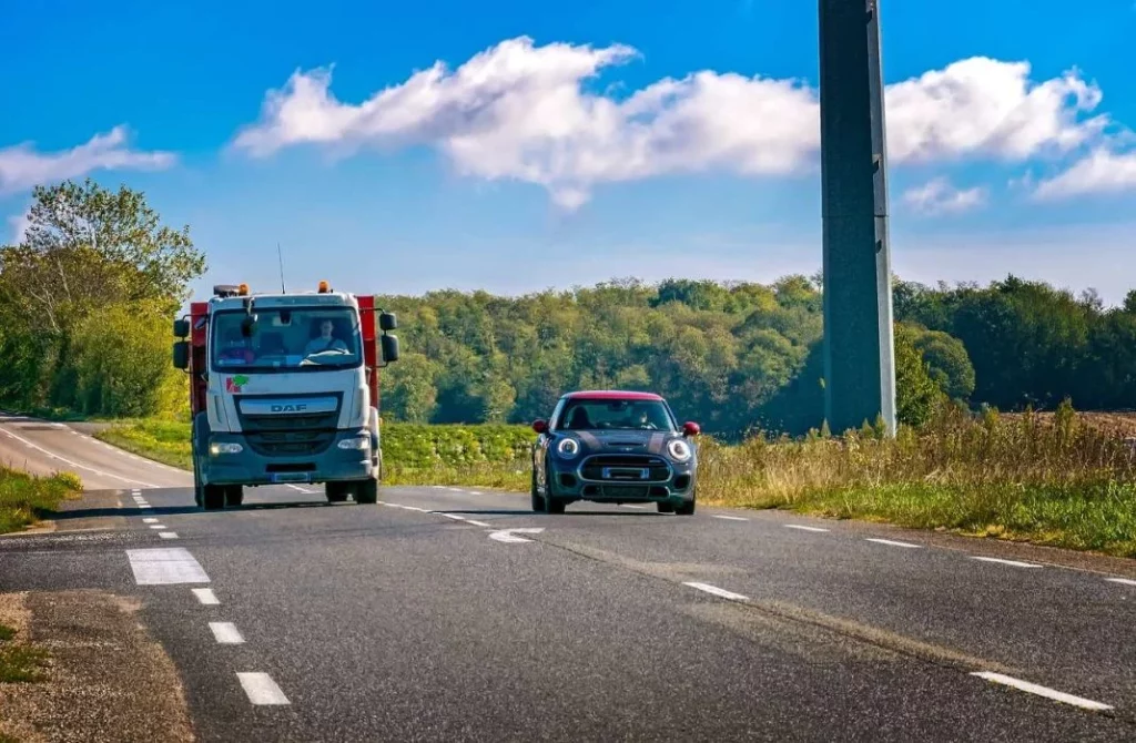 2 nuevas normas de la DGT que te afectan cada vez que adelantas en la carretera 57 Motor16 ley