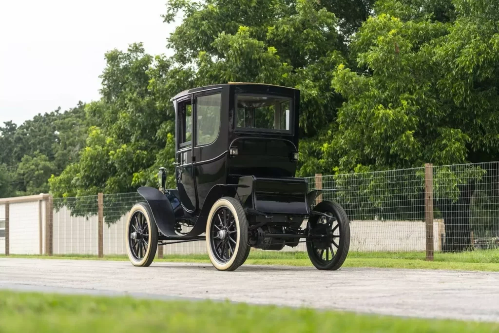 1913 Waverly Model 93 Mecum 12 Motor16