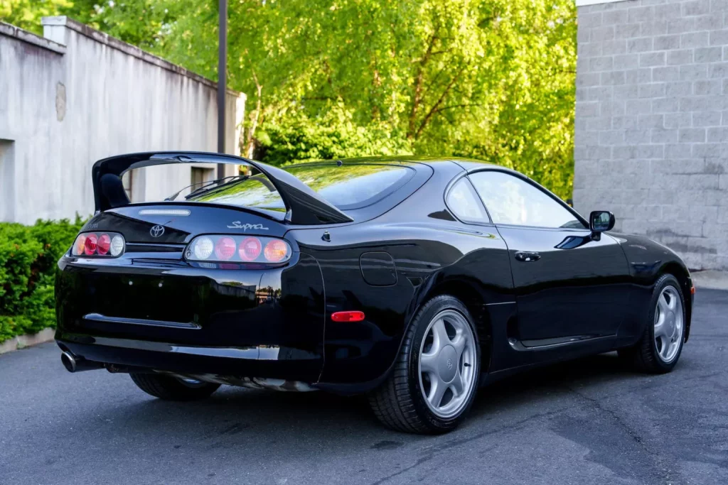 Cuando veas el precio de este Toyota Supra entenderás que alguien está loco 1 Motor16 1995 Toyota Supra. Cars & Bids. Imagen trasera.
