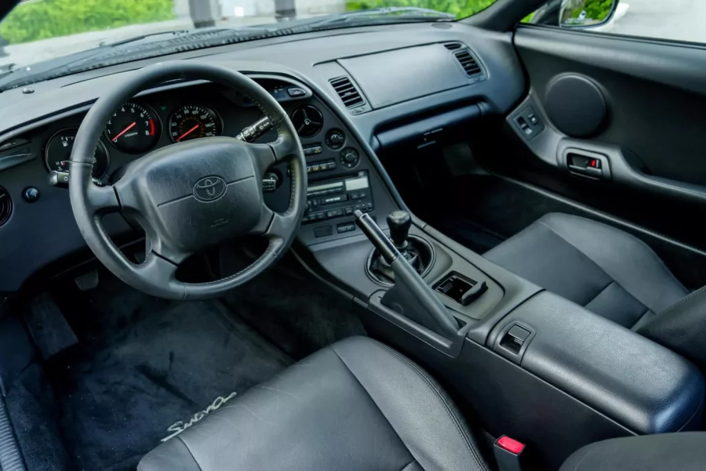Cuando veas el precio de este Toyota Supra entenderás que alguien está loco 2 Motor16 1995 Toyota Supra. Cars & Bids. Imagen interior.