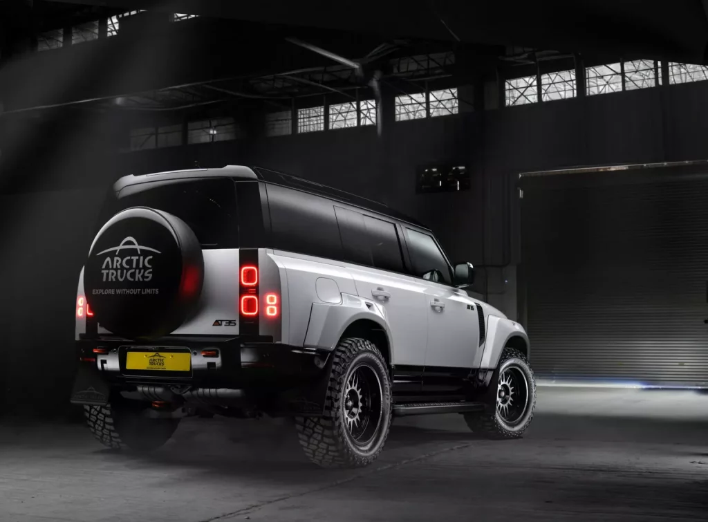 2024 Land Rover Defender. Arctic Trucks AT35. Imagen trasera.