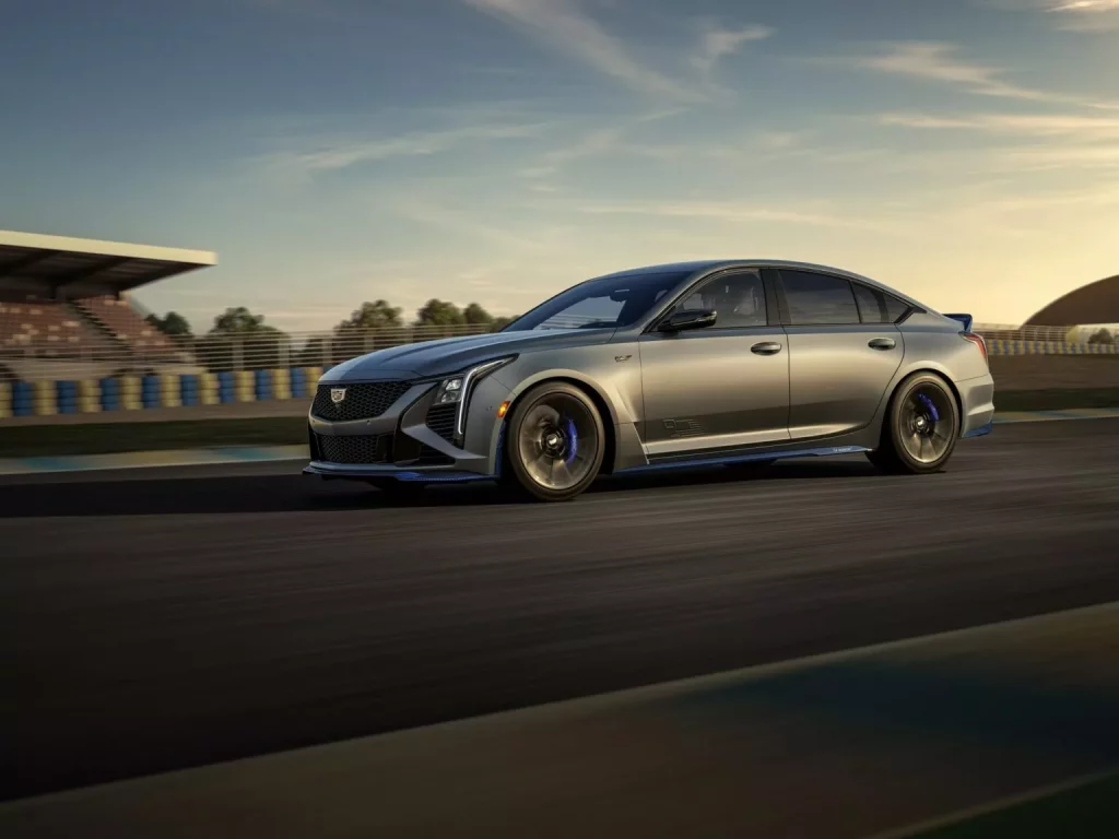 Le Mans inspira a Cadillac para crear estos CT4-V y CT5-V Blackwing 1 Motor16 2024 Le Mans Cadillac V-Series Blackwing. Imagen movimiento.