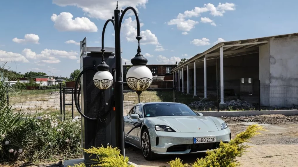 Así se viaja en un Porsche Taycan de Stuttgart hasta Estambul 1 Motor16 2024 Porsche Taycan. Stuttgart - Estambul. Imagen cargador.