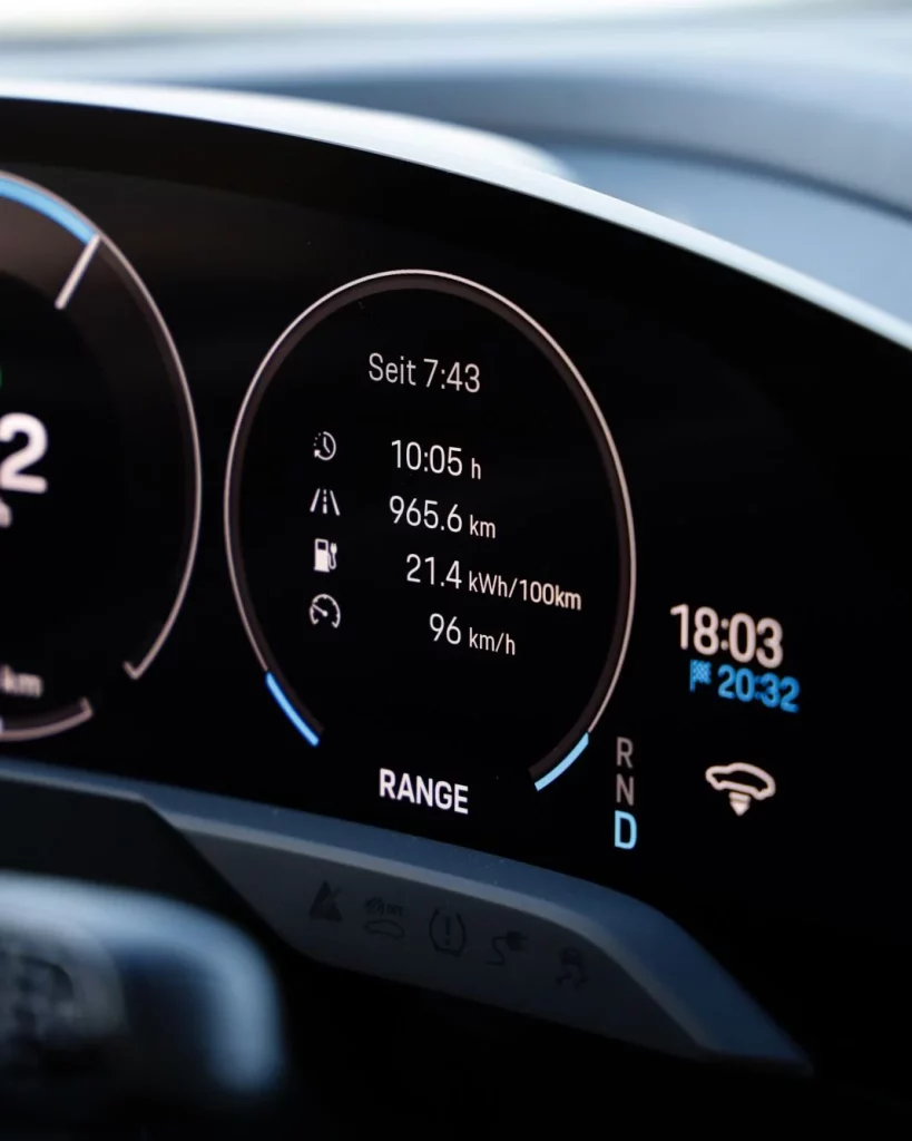Así se viaja en un Porsche Taycan de Stuttgart hasta Estambul 4 Motor16 2024 Porsche Taycan. Stuttgart - Estambul. Imagen relojes.