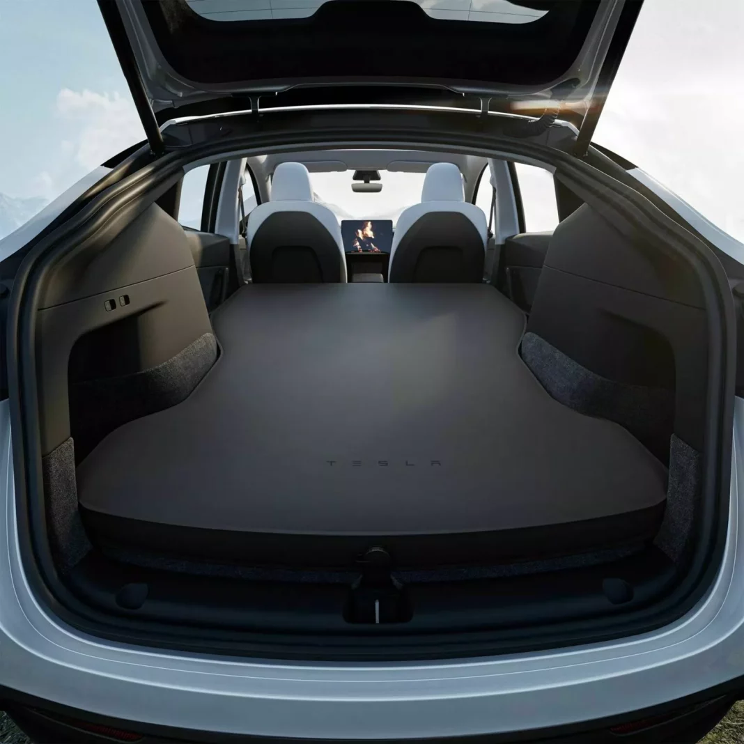 2024 Tesla Model Y. Colchón hinchable. Imagen portada.
