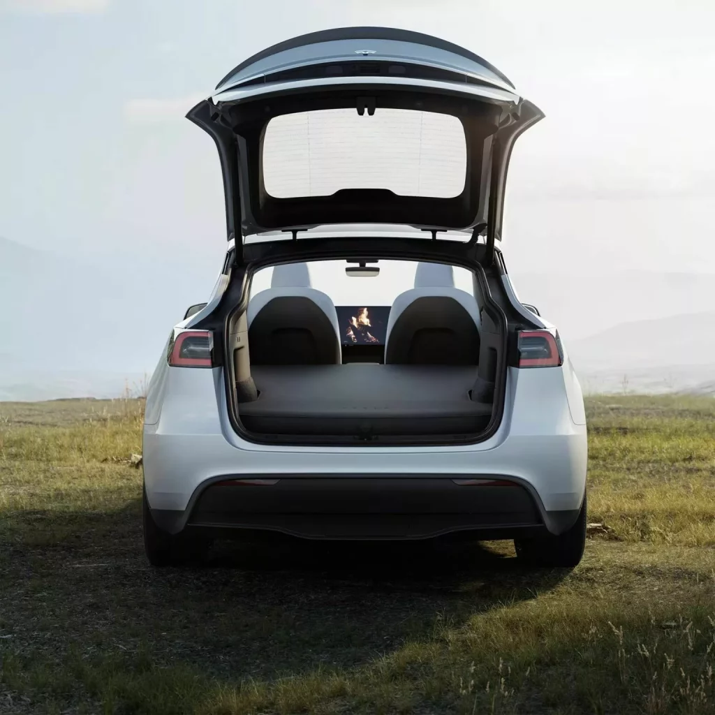 2024 Tesla Model Y. Colchón hinchable. Imagen.