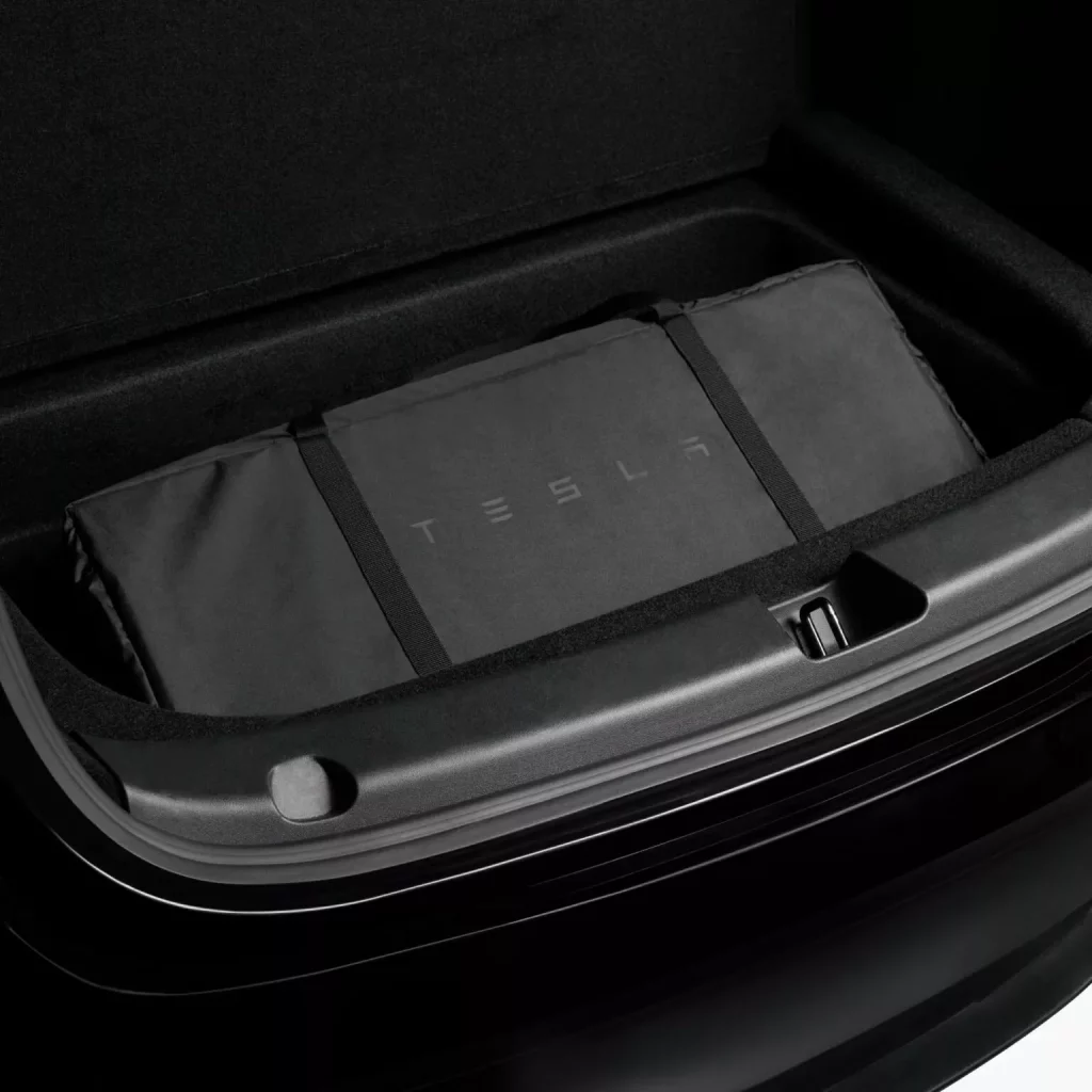 2024 Tesla Model Y. Colchón hinchable. Imagen detalle.