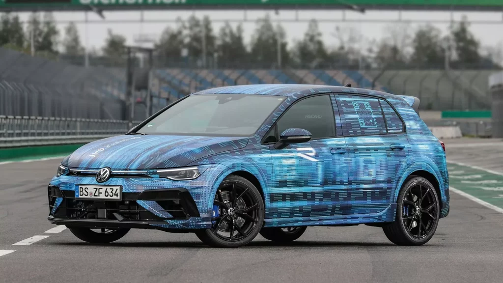 El nuevo Volkswagen Golf R ya tiene números... Y no son los que esperabas 3 Motor16 2024 Volkswagen Golf R Teaser 1 Motor16
