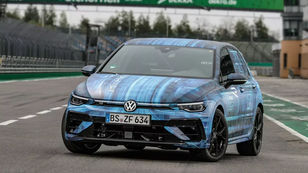 El nuevo Volkswagen Golf R ya tiene números... Y no son los que esperabas 6 Motor16 2024 Volkswagen Golf R Teaser 4 Motor16