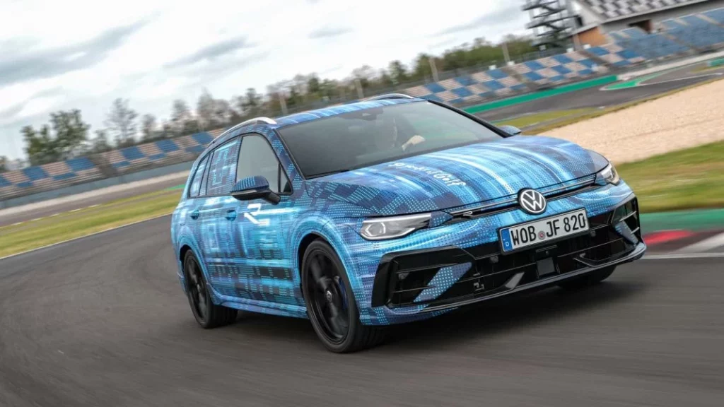 El nuevo Volkswagen Golf R ya tiene números... Y no son los que esperabas 22 Motor16 2024 Volkswagen Golf R Teaser Movimientos 14 Motor16