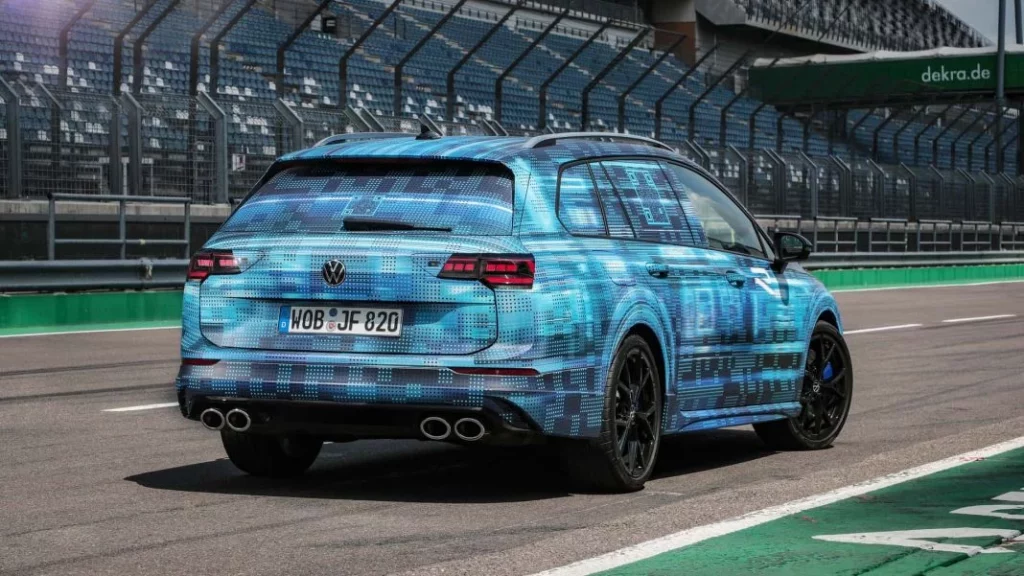 El nuevo Volkswagen Golf R ya tiene números... Y no son los que esperabas 8 Motor16 2024 Volkswagen Golf R Teaser Movimientos 18 Motor16