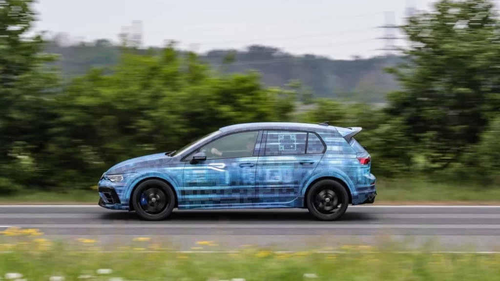 El nuevo Volkswagen Golf R ya tiene números... Y no son los que esperabas 18 Motor16 2024 Volkswagen Golf R Teaser Movimientos 9 Motor16