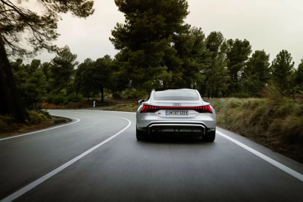 Audi renueva el e-tron GT... Y lo corona con el primer RS Performance 33 Motor16 AUDI S ETRON GT 12 Motor16