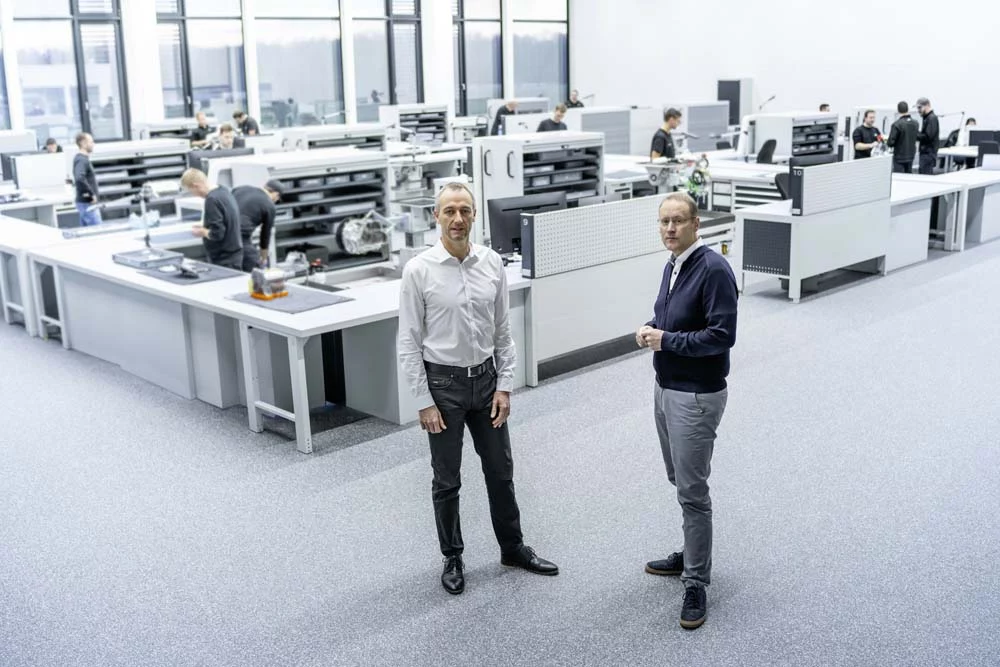 Audi en su camino hacia la Fórmula 1: "Los objetivos previstos ya se han alcanzado" 1 Motor16 Adam Baker, director ejecutivo de AFR, y Stefan Dreyer, director técnico de AFR,