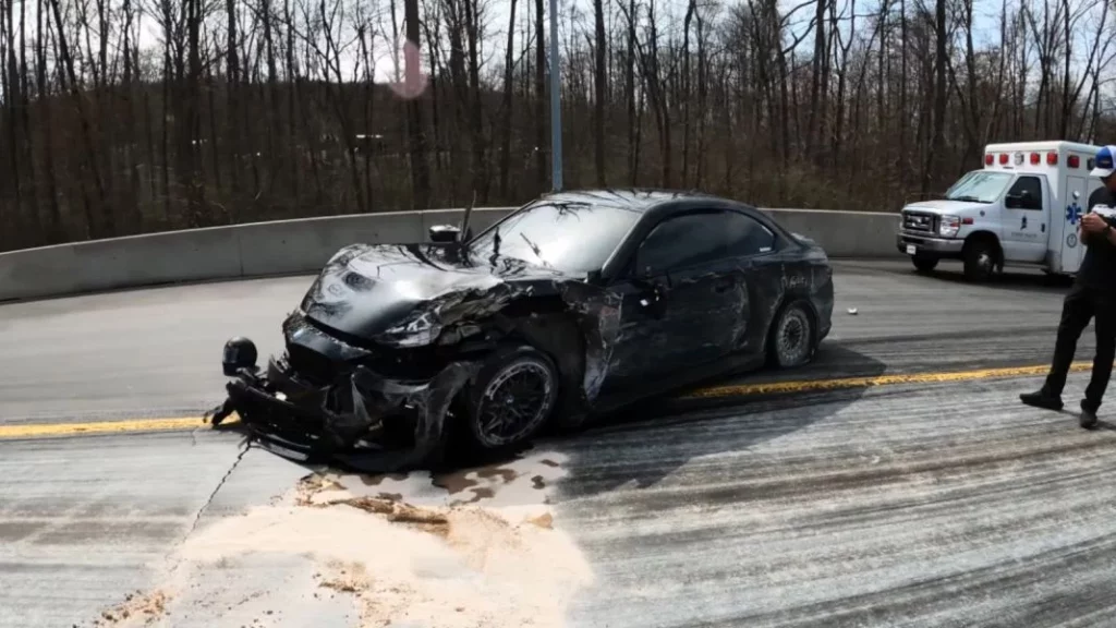 El BMW M240i completamente destrozado y un recordatorio de la importancia de la seguridad.