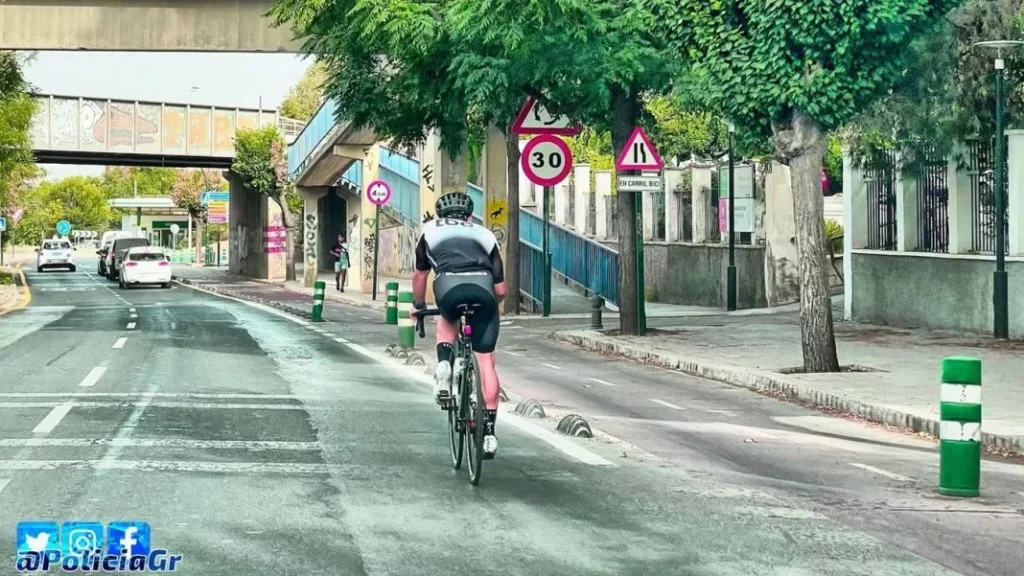 ‘Porque puedo y porque quiero’: El ciclista que incendia las redes sociales al ir por la carretera cuando hay carril bici 136 Motor16 ciclista