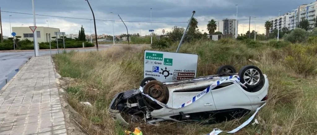 ¿Quién se hace responsable de un coche abandonado? 251 Motor16 Coche accidentado abandonado Motor16