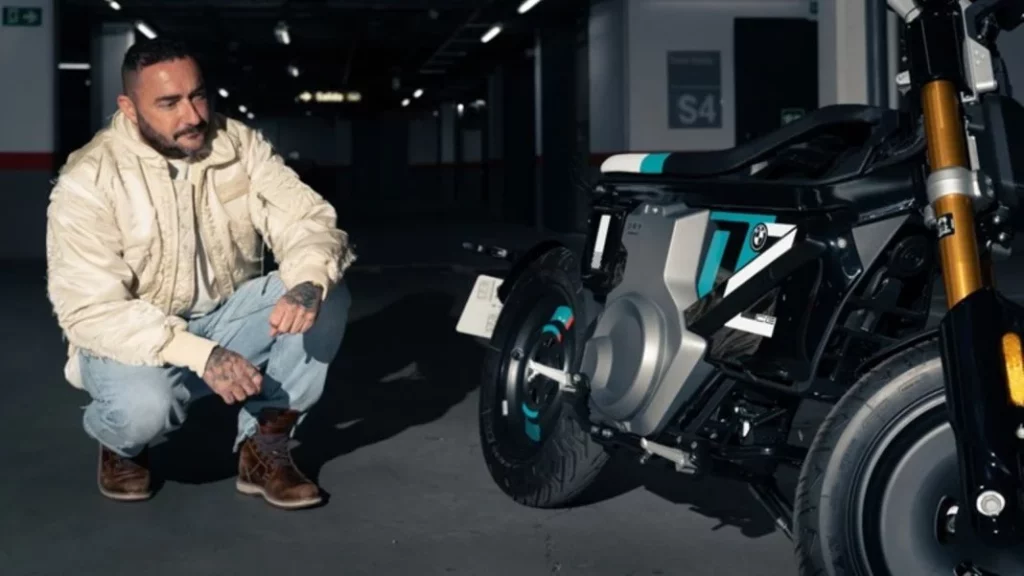 DJ Nano se sube a una BMW… Con ‘caballito’ incluido 2 Motor16 Una colaboración que le sirve a ambos.