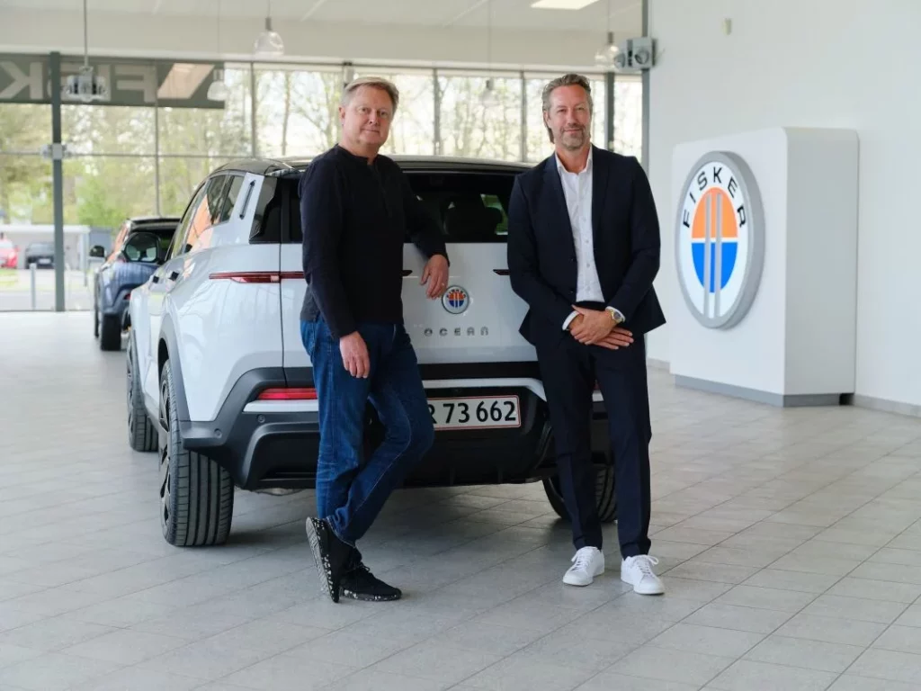 La segunda bancarrota de Fisker, la marca que quiso ser como Tesla 1 Motor16 EuropaPress 5175026 presidente consejero delegado fisker henrik fisker izquierda entregandole Motor16
