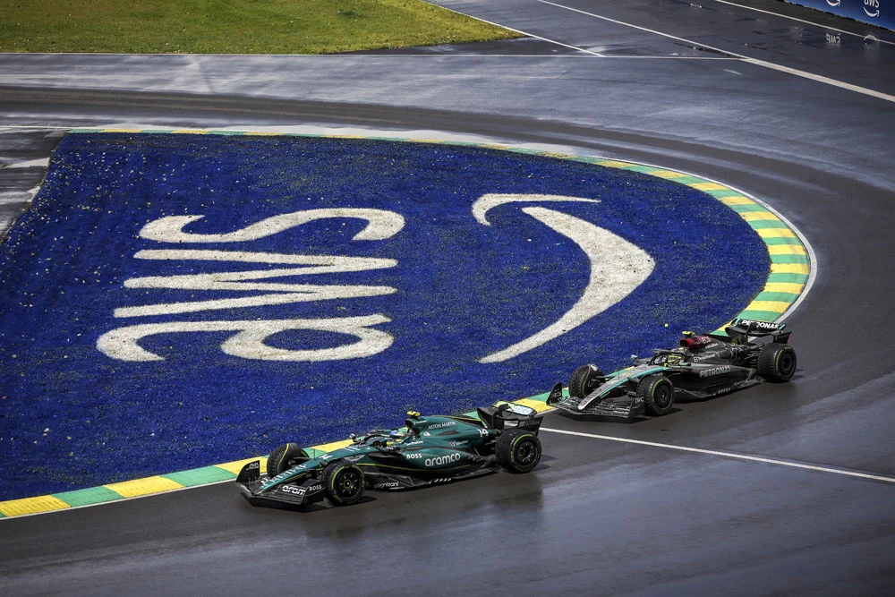 GP de Canadá: la lección de Verstappen y Red Bull, también sin el mejor coche 5 Motor16 Fernando Alonso lucha con Lewis Hamilton en el GP de Canadá.