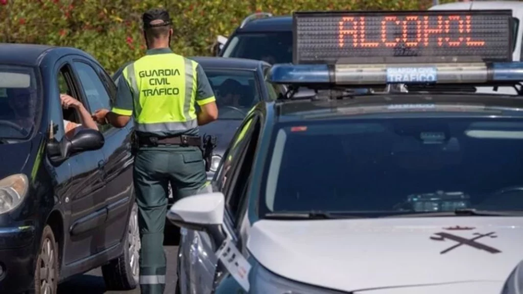 El producto de uso diario con el que darás positivo en un control de alcoholemia sin saberlo 14 Motor16 EuropaPress control alcoholemia guardia civil Motor16