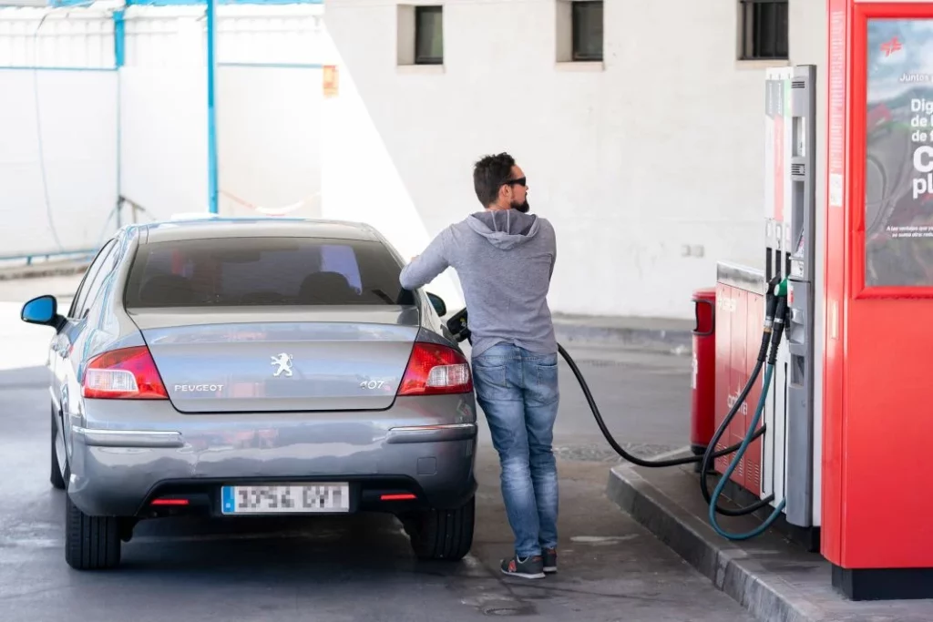 EuropaPress reposta gasolinera cepsa avenida portugal mostoles abril 2023 Motor16