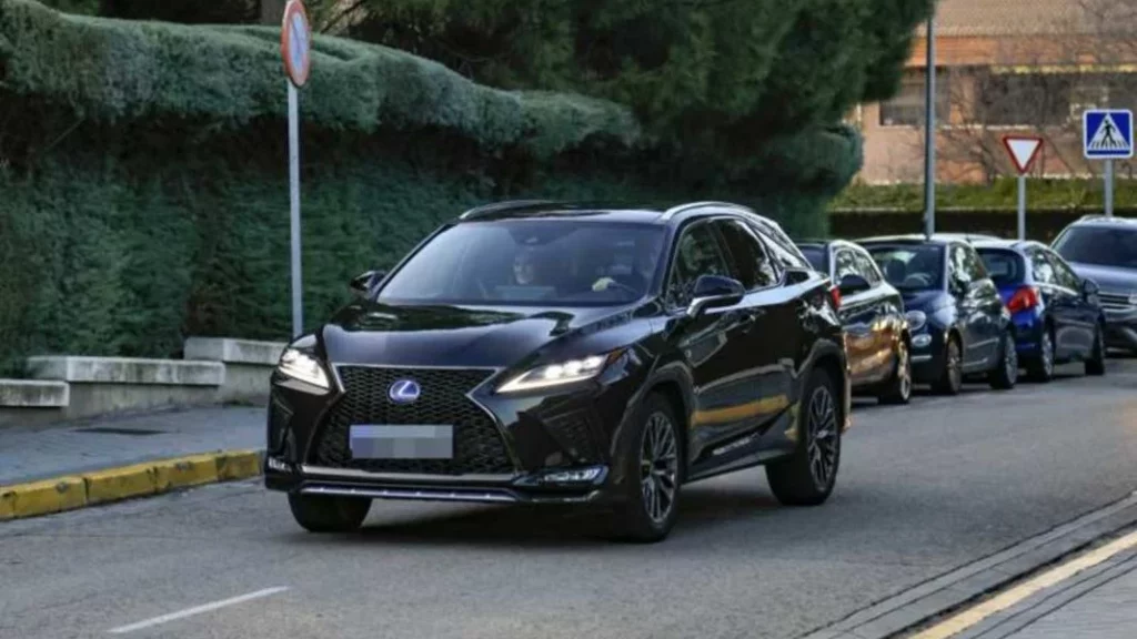 El coche con el que Felipe VI llegará a los actos por su décimo aniversario como Rey de España 2 Motor16 ¿Qué características tiene el Lexus que utiliza el Felipe VI?