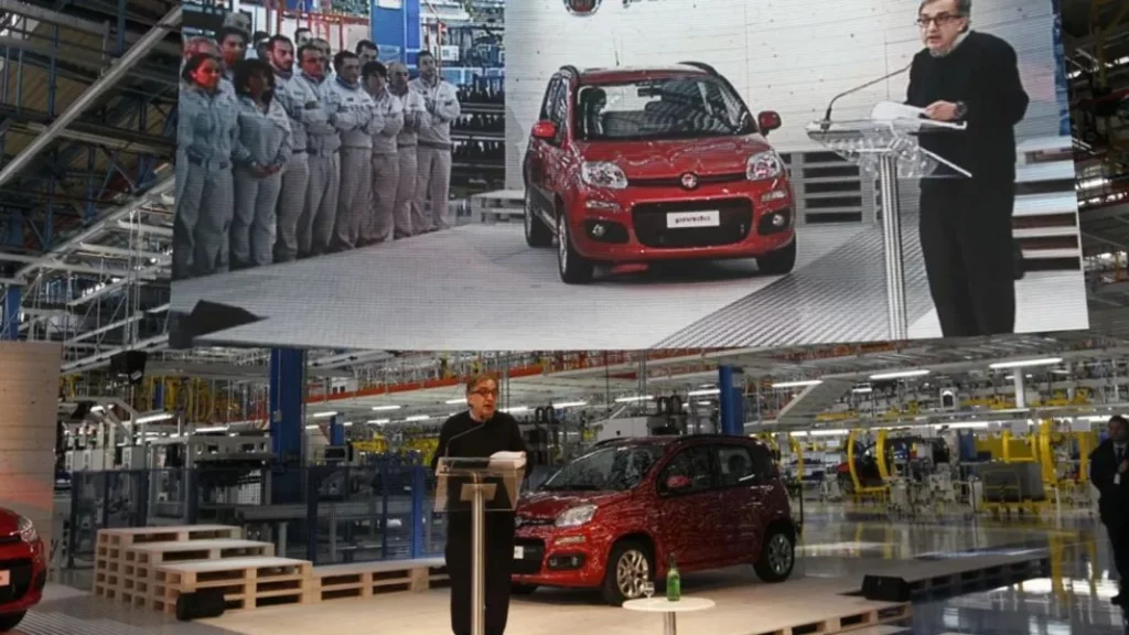 Fiat se rebela contra Italia: El motivo por el que este Fiat 500e protagoniza un vídeo sin el logo de la marca 1 Motor16 El anuncio de Fiat que podría marcar un encuentro entre Stallantis y el gobierno italiano