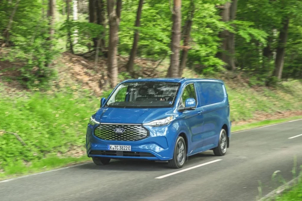 Nueva solución profesional de recarga doméstica Ford Pro, la herramienta que las pymes precisan para controlar sus VE 3 Motor16 FordE TransitCustom Limited Van Digital Aqua Blue 10 Motor16