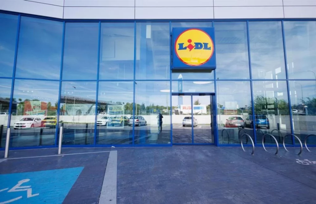 No, Lidl no te regala un coche. Es una estafa en la que ya han caído muchos 1 Motor16 fachada Lidl