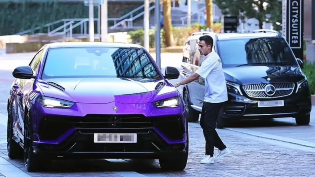 A pesar de tener un coche de 260 mil euros, Reguilón no se preocupa donde lo deja 1 Motor16 ¿Qué características tiene el Lamborghini de Reguilón?