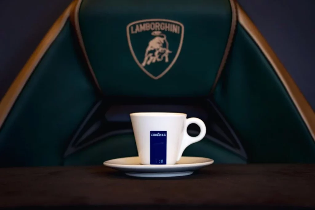 ¿Café y coches? Esto es lo que une a Lamborghini con Lavazza 1 Motor16 Lavazza y Lamborghini3 Motor16